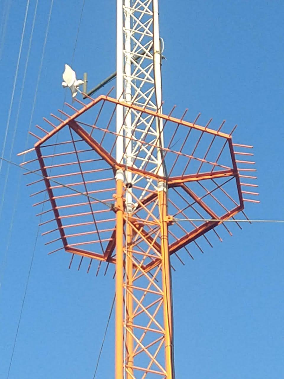 Detalhe de componente instalado em torre metálica